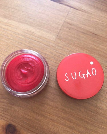 「SUGAO」
→スフレ感チーク&リップ
→じんわりレッド
→1080円（税込）

クリームだけど、塗り広げたらパウダーみたいになって、肌に馴染んでくれます。

瞼に塗ってアイシャドウベースにしたり、涙