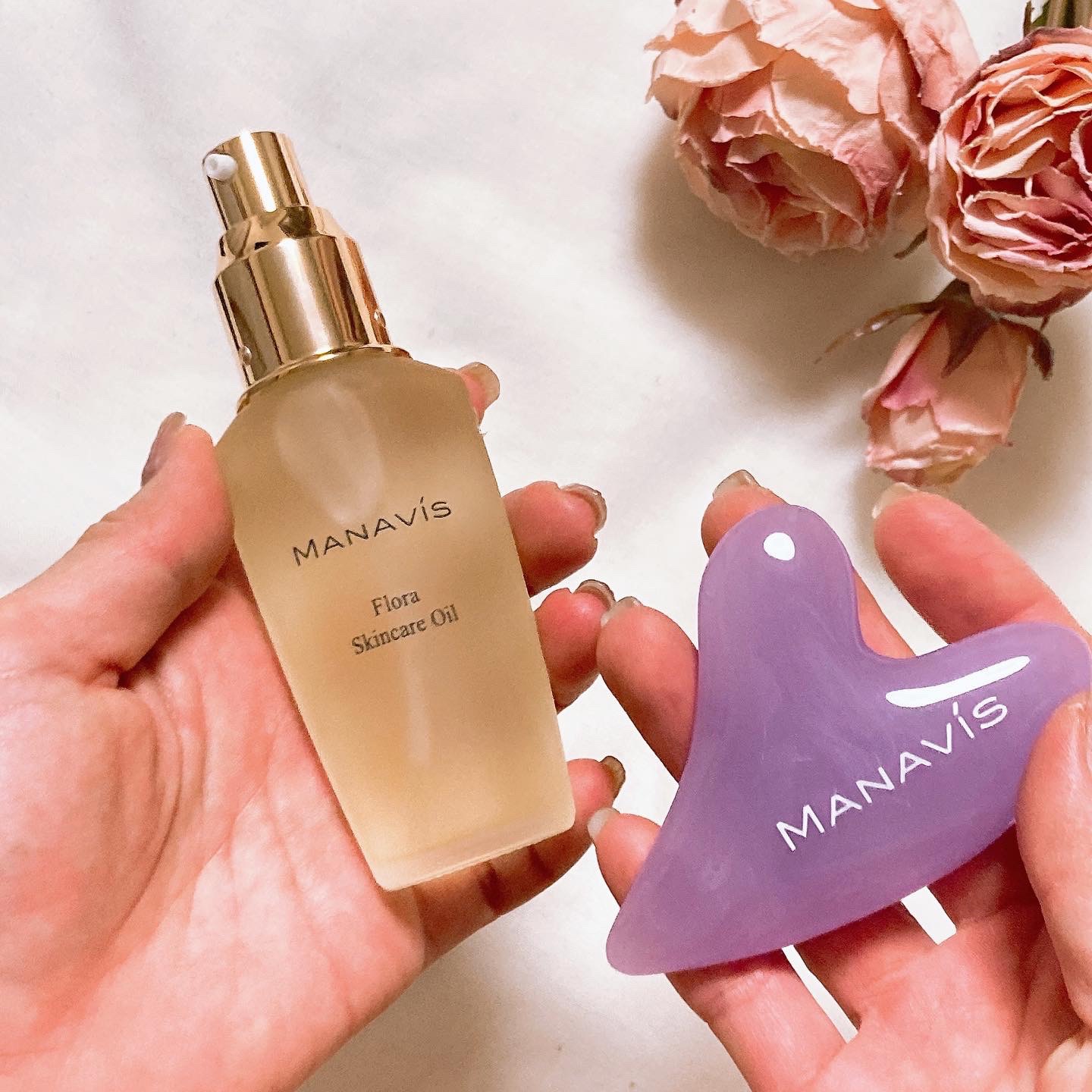 今の季節お肌の乾燥が気になるよね🍂

乾燥対策に
@manaviscosme のフローラスキンケアオイル使ってみたよ✨

美肌菌に着目した二層の美容オイルだよ✨

美容液層とオイル層がバランスよく配合されてて
"潤す・守る"を同時に