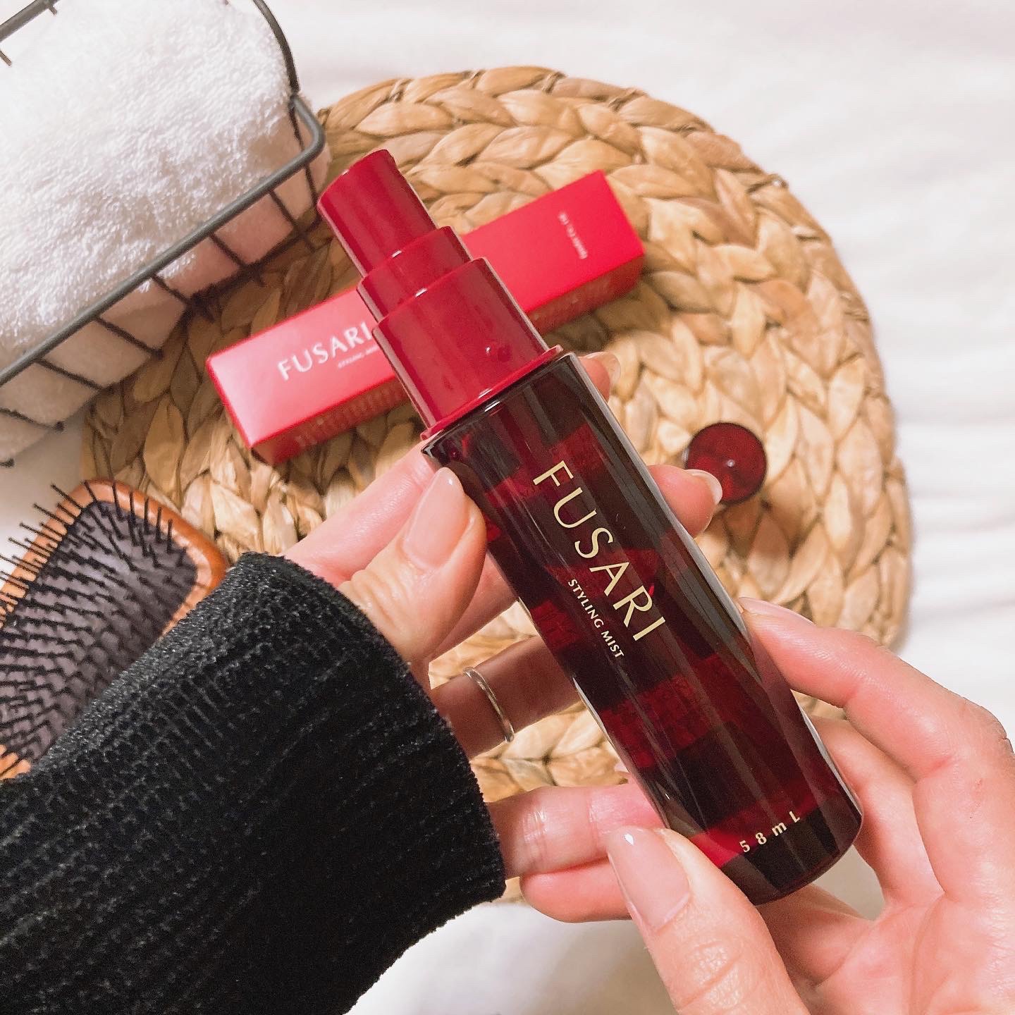 朝のスタイリングに使ってるFUSRI スタイリングミスト

歳を重ねるごとに
髪のボリュームやツヤが気になるようになって

ふんわりと仕上げてツヤを出してくれるミストだよ。

FUSRIシリーズの薬用育毛剤とヘアファンデーション