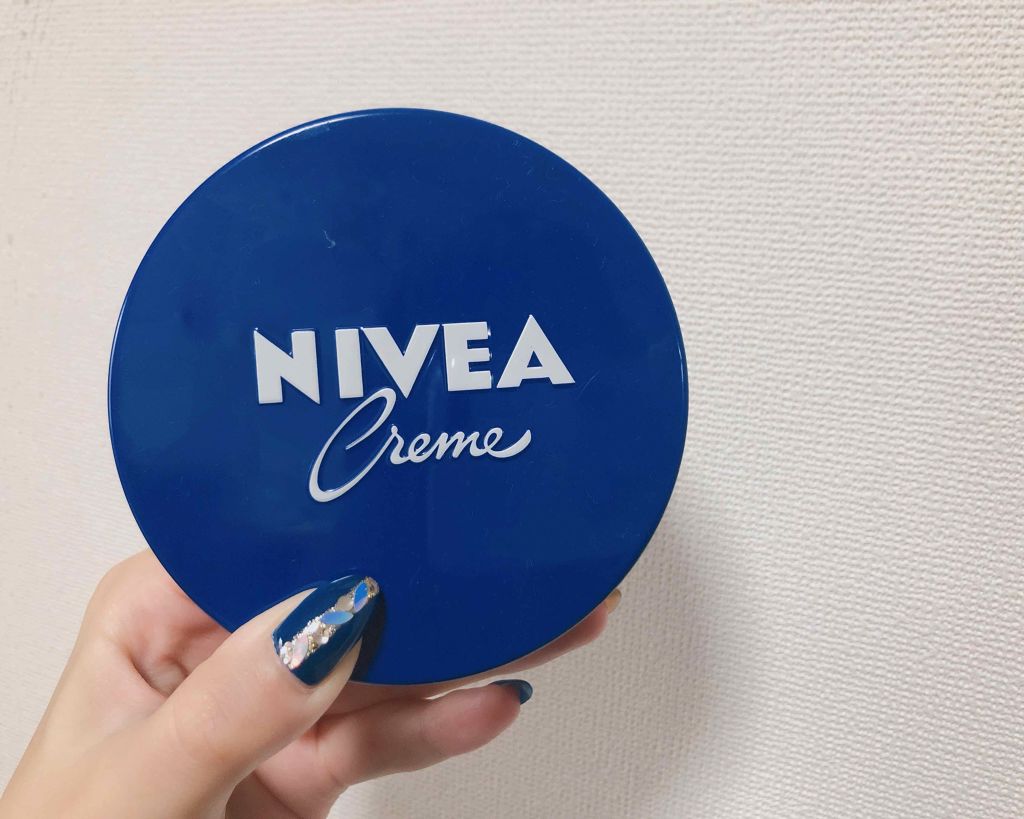 ニベア
ニベアクリーム


安心と信頼のニベア青缶。

寒くなってきて顔の乾燥がえげつなくなってきたので、スキンケアにプラスして最近使ってる。

普通に化粧水して乳液してそれをフタするためにこれを最後に塗ってる。顔テカテカのテカ子になるけど