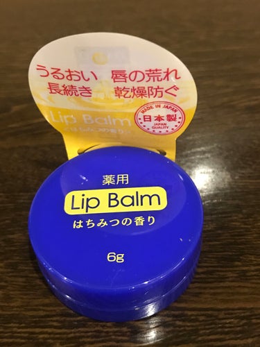 DAISO 薬用 リップバーム ハチミツの香りのクチコミ「ダイソー
リップケアバーム
はちみつの香り　６g


これ本当にはちみつの香りがします！
思わ.....」（1枚目）