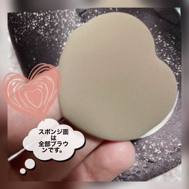 ❤︎A’pieu  ハートパフ❤︎

【使った商品】A’pieuハートパフ

【商品の特徴】ハート♥️型のオールタイプで使える
　　　　　パフ。ハートの先が小鼻横などにフィット

【良いところ】ハート♥️型って、可愛いだけじゃなく　
　　　　　て、逆さまにしても塗りやすいし、細かな
　　　　　部分に塗れて便利❕

【イマイチなところ】コスパでしょう。770円です。
　　　リーズナブルか？高いか？
　　　個人的には500円代くらいがいーな。

【どんな人におすすめ？】細かな修正をしながら塗り
　　　たい方⭐️コンシーラー伸ばしにも⭐️❗️

A’pieuの変えのパフって？って探していたら、ちょうど
見つけて購入しました。
出来れば5枚入りとか欲しいです。
細かな部分には使えると思いますっ🖤

#apieu #ハート型コスメ  #あざとメイク  #ガチレビュー の画像 その2