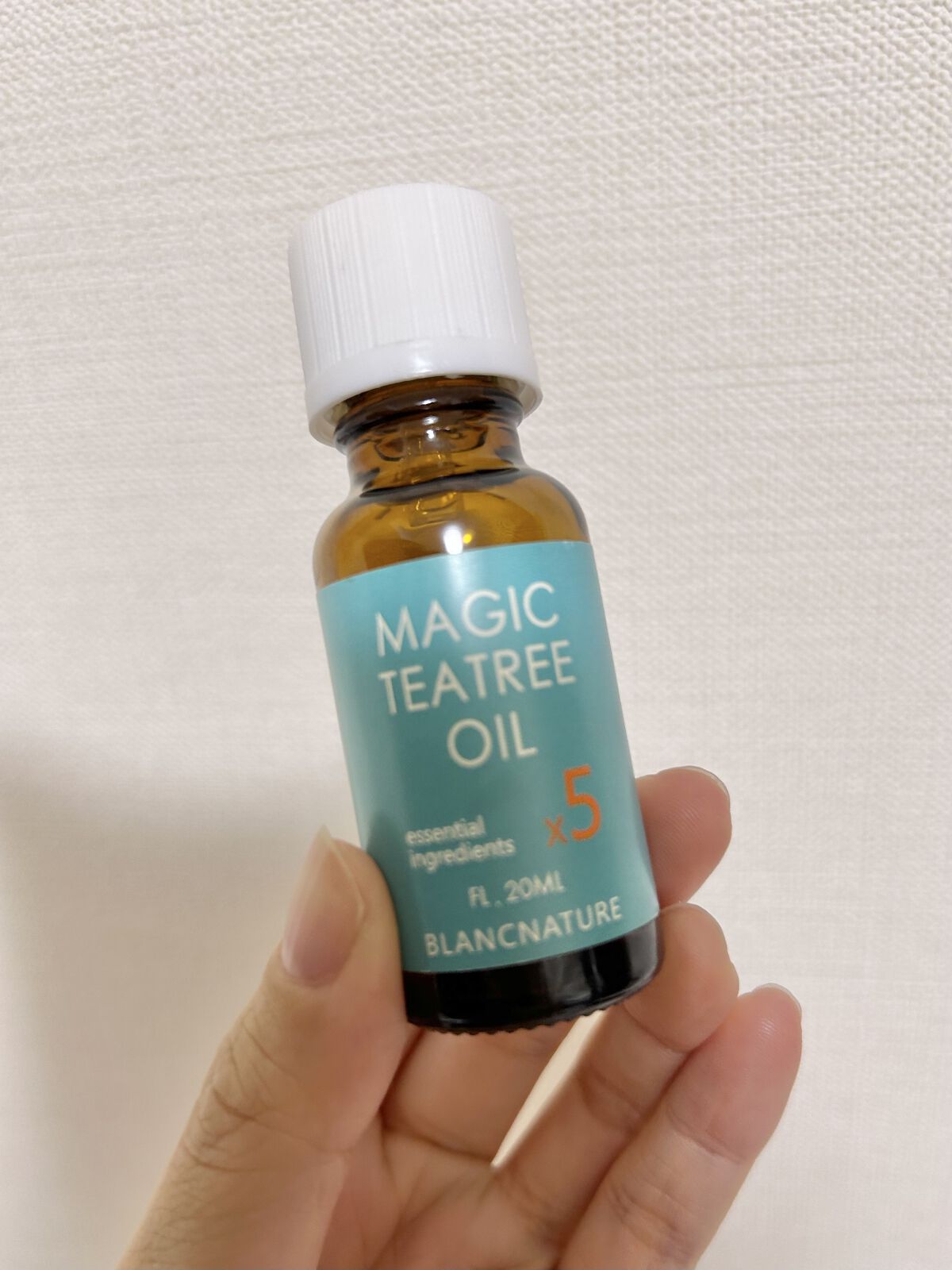 痛い赤ニキビ→塗ると翌日には痛みが消えて、白い膿が溜まったニキビに変化します。

塗らないと、何日も痛い状態が続くので、早く膿が出てくるので痛い大きいニキビの時は重宝してます。

膿が溜まってきたら、あとは爆発するのをまったり、皮膚科で潰し