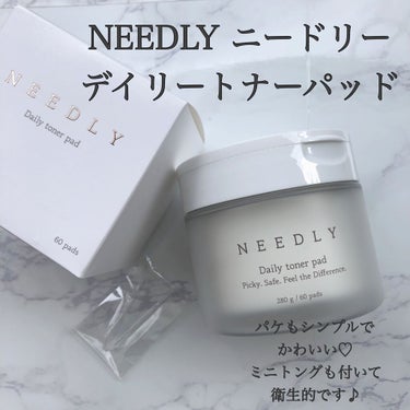 パッド大好きなんですけど
使用した瞬間
一気にお気に入り1位に
なりました♡

NEEDLY
デイリートナーパッド

まず驚いたのは…
①大きさ！
餃子の皮(大)並に大きいです笑
いつも使っているのと
比較した写真を
見てもらえると
一目瞭然！！
大きいので
デコルテまでたーっぷり
使用可能♪

②トナーの量
びっくりするほどの量
入っています！
沁みているというか…
浸かっている…レベル笑

③パッドの質最高
とっても質が良いので、
最後まで毛羽立ちせず
使えます！！
トナー自体も弱酸性で
低刺激ですが
パッドの質も良いので
本当に刺激が少なく
安心して使用できます！

使用方法は
洗顔後エンボ面で整えて
ツルツル面もう一度拭き取り。
パッドの柔らかい面で
パックのように使用も可能！

部分パックとして使用も
してみましたが
香りもほとんどなく
刺激もないので
肌の調子が悪い部分にも
安心して使用出来ました！

使用後はパックも拭き取りも
かなりもちっと仕上がります♡

パケデザインもシンプルで
とっても好きなのですが
ケースが斜めにすると
漏れます(涙)

でもそれだけトナーが
たっぷり入っている証拠なので
もうまるっとOKです笑

完全にリピ決定の
パッドでした♡の画像 その1