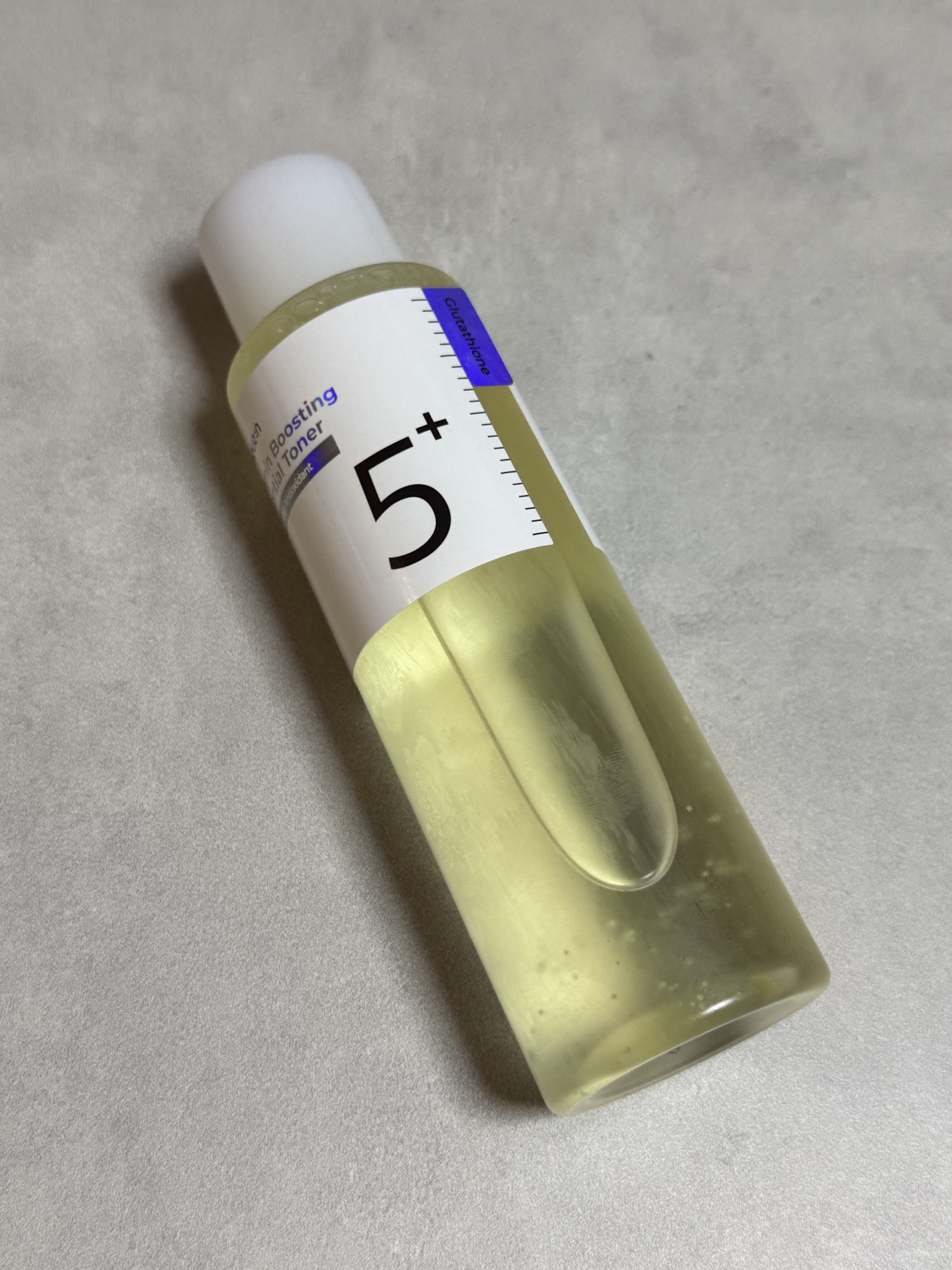 【numbuzin5番 白玉グルタチオンCエッセンシャルトナー】

こんにちは☀︎
今回は前回に引き続きnumbuzinのスキンケア商品のご紹介です！

5番 白玉グルタチオンCエッセンシャルトナー
前回の美容液と同じシリーズの化粧水🧴
