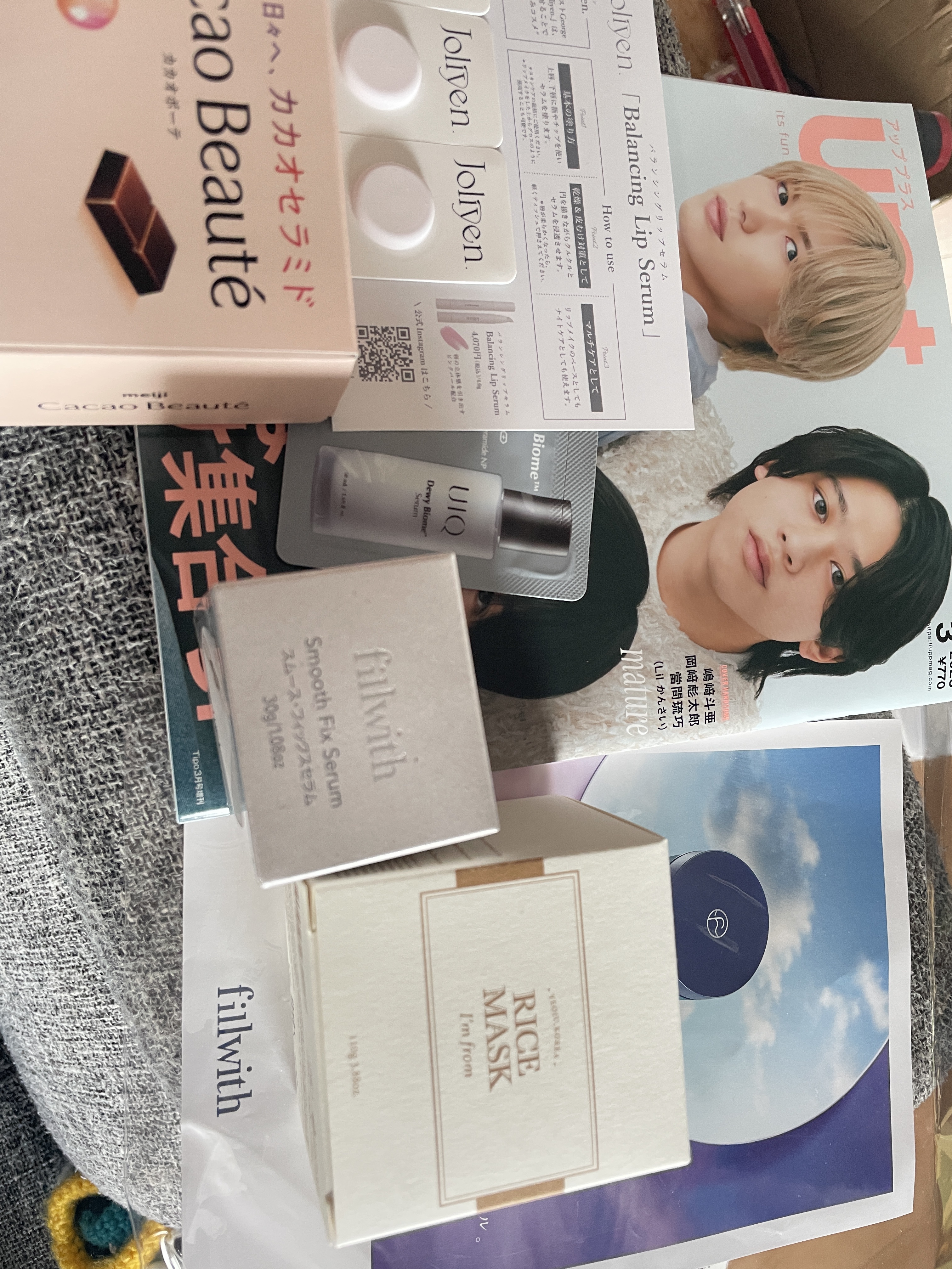 今月のUP➕
豪華だわ〜7920円のスムースフィックスセラムも現品だし、ライスマスクも現品！
幸せー
2ヶ月毎の自分へのご褒美
チョコ食べながら編み物🧶します✨#ゆらぎ肌のお守りアイテム #スキンケア #美容液 #ビューティー定期便 #サ