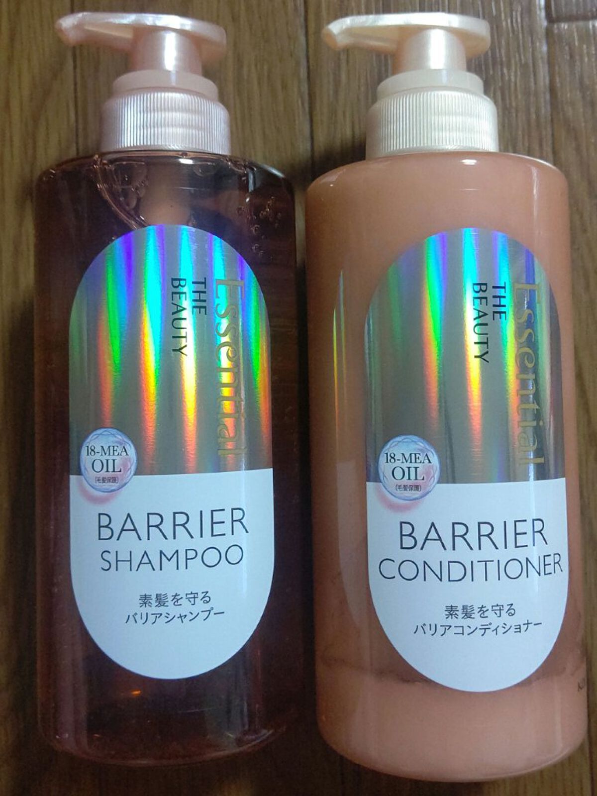 スフレ泡！！ エッセンシャル ザビューティ バリアシャンプー・コンディショナー 

エッセンシャルの新商品試させていただいたので使用感まとめます🍀

🌴私の髪質
固め
太め
ダメージ有
ミディアム

シャンプーは泡立ちがよく、ワンプッシ