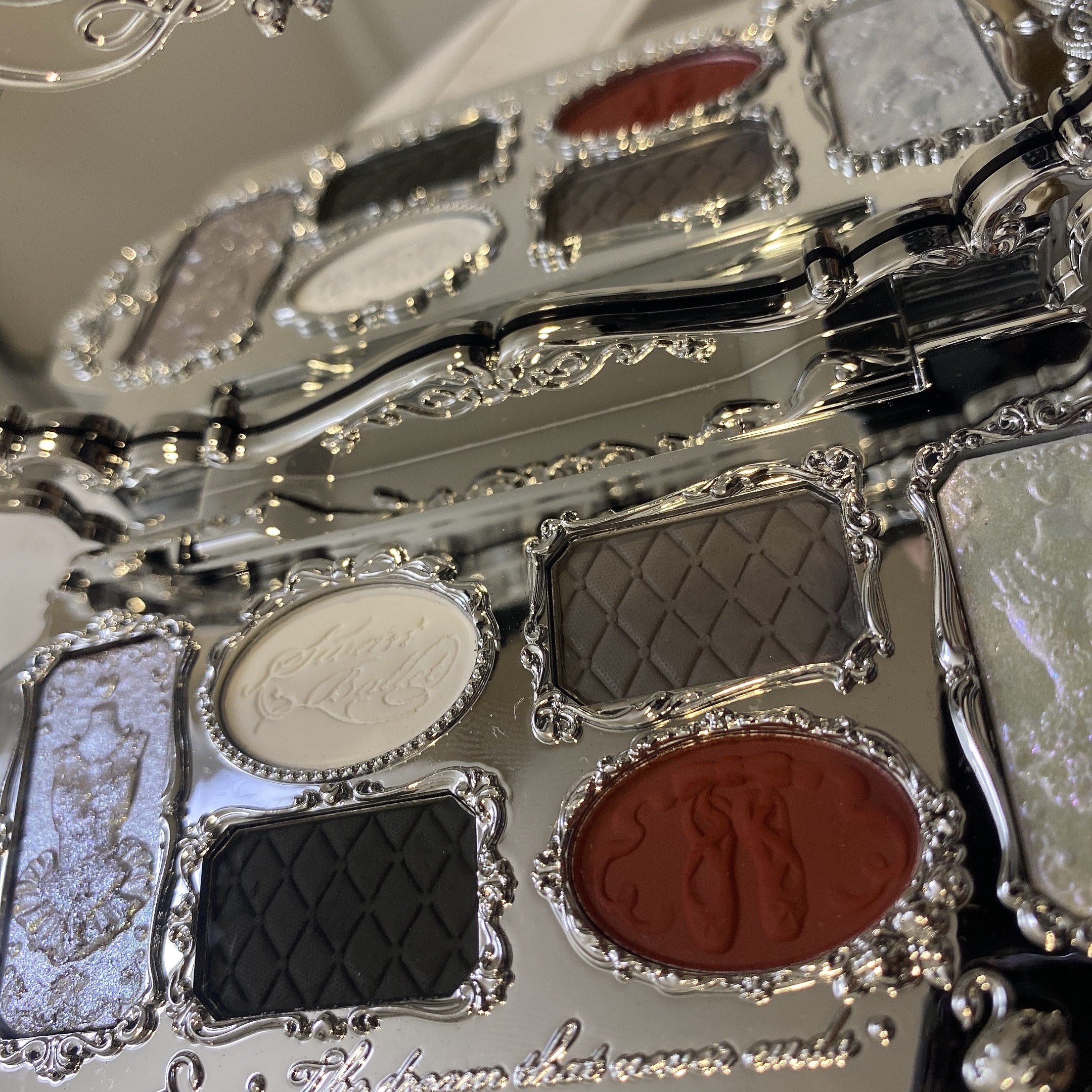 フラワーノーズスワンバレエシリーズ アイシャドウパレット 02 ブラックスワン/FlowerKnows/アイシャドウパレットを使ったクチコミ（1枚目）