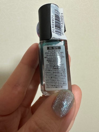 #ネイルホリック #GlamourGlitter #BL971

#Nailholic の#グリーン が綺麗な
#マニキュア です！
とにかく #ラメ がぎっしり！ピタッっと密着して
#落ちにくい のが嬉しいです！
#キラキラ して凄く可愛いのと
1度塗りでも可愛いし2度塗りでも濃く#ムラなく
塗れるので最高です！#プチプラ で
#使い切り やすいサイズなのも嬉しいですよね✨
某アニメのキャラが使っていたカラーに
似ていると話題になったお色なので
大事に使います🥰

#ひと塗り で #高発色
#なめらか な#軽い タッチで伸び広がり
#綺麗 に仕上がります。
必ず好きな色が見つかる！
#MaisonKOSÉ #ネイル#Nail#グラマーグリッター
#MAISONKOSE#KOSE#コーセー
販売価格396円（税込）
容量 5mLの画像 その1