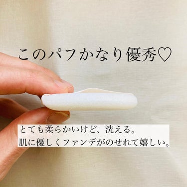 持ってるだけで嬉しくなるコスメのご紹介♡

▷▶︎セラフォア
エッセンスパウダー
ミディアムベージュ

1,980円（参考価格）

こちらは、株式会社黒龍堂から提供して下さった商品になります。

LDKＡ評価という事ですが、
使い心地はどんな感じか早速試してみました！

【使ってみた感想】
まず、見た目がなんしか可愛い！！！

年甲斐もなく「かっわいい♡」とときめいてしまいました😍

あけるとこれまた、かわいい…
マシュマロのようなパフのお出まし🎵

もう、おばちゃんキュンキュンですわ👩笑

肝心の使い心地ですが、
パウダーファンデですが、
しっとりお顔を包んでくれます。

乾燥している季節ですが、
乾燥はあまり感じませんでした。

毛穴をカバーしてくれるとの事ですが、カバー力は正直もう一歩という感じ。

毛穴をカバーしようと何度もポンポンすると、白浮きしちゃうので注意が必要かな⚠️

でも赤みやシミは、カバーしてくれたのは、嬉しかったです。

SPF25
PA++という点も嬉しい！！

一日中つけてたけど、粉ふく事なく過ごせたのは、パウダーファンデなのに凄いと思う。

毛穴のカバーは、別に対策を考えるとして、使いやすかったから1軍入りかな😊

参考になれば嬉しいです。
最後までご覧いただきありがとうございました！

#PR #株式会社黒龍堂 #乾燥肌 #陶器肌 #セラフォアエッセンスビューティパウダー #monipla #kokuryudo_fan #人生コスメへの愛を語ろう  #実はこれプチプラなんです の画像 その1