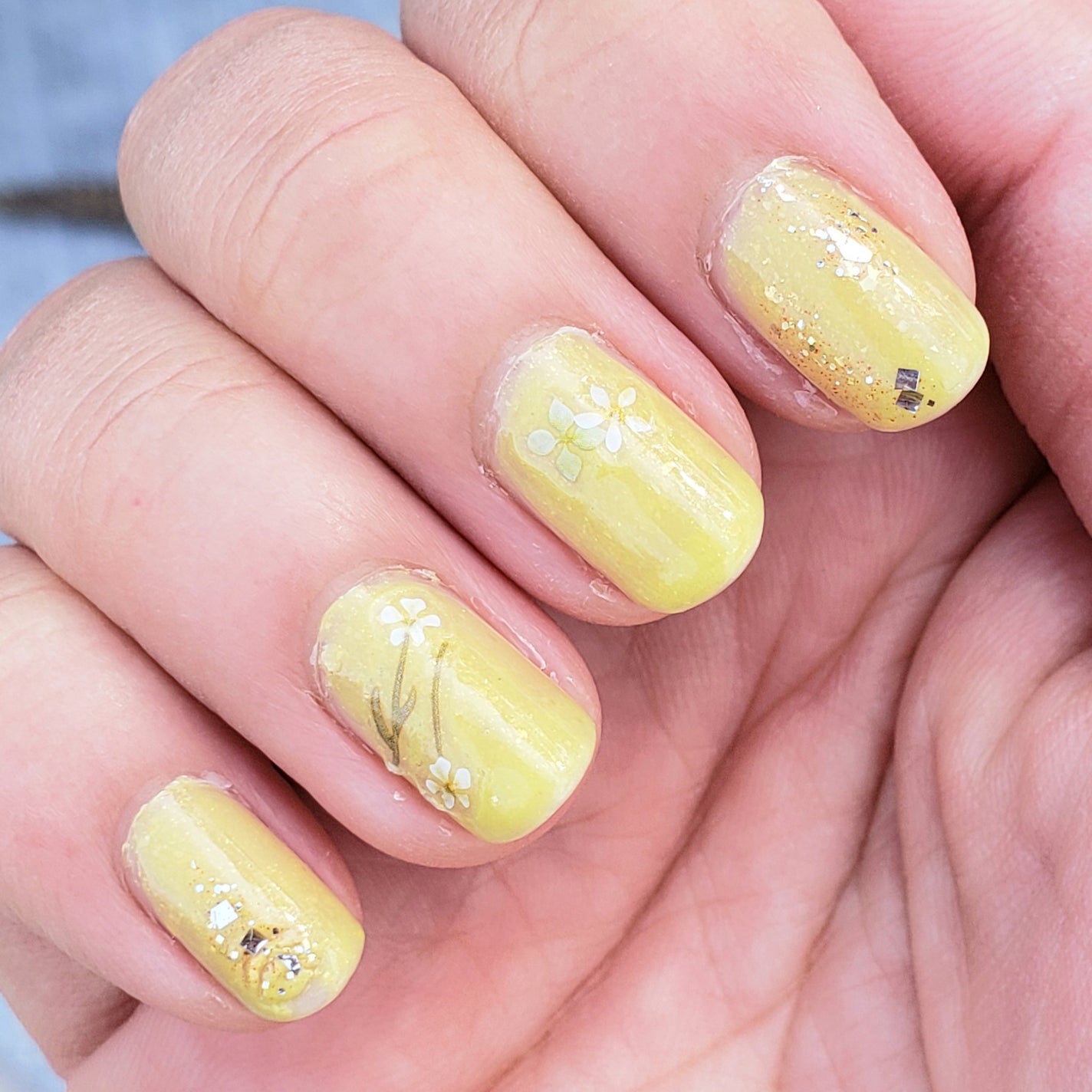 土木系おねいさん on LIPS 「昨日のネイル💅黄色をベースに、白いお花のシールで春爛漫。✼••..」(2枚目)