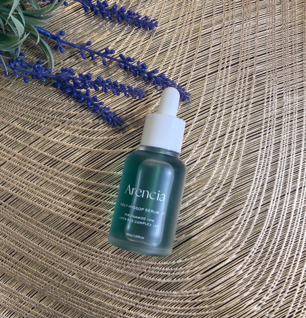 🌷アレンシア　ヒソップモチセラム12 30ml

綺麗なブルーグリーンのような色味。無香料で少しとろみのあるテクスチャー。
手にとった感じは軽めなんだけれど、滑らかに伸びてぐんぐん肌に入りこむ感じ♡
しっとりと潤います。さっぱりしすぎず、