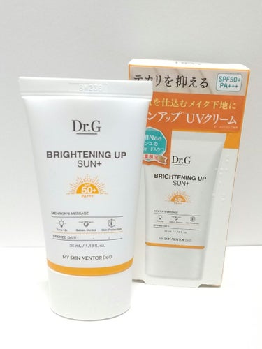 ⭐️⭐️⭐️☆☆→⭐️⭐️⭐️⭐️⭐️
評価変更！
優しい使い心地のトーンアップ日焼け止め✨

Dr.G
ブライトニングアップサン＋

SPF50＋　PA＋＋＋
吸収剤と散乱剤のハイブリッドタイプ

敏感肌でも使える日焼け止めを求めてさまよい中😓
評判のよいDr.Gにチャレンジしてみた

色はオレンジ系ベージュ
しっかりしたクリームで伸びが少し悪い
全顔だと量が必要＆ちょっと摩擦が気になる
仕上がりはさらっとしていてベタつきテカリ少なめ
明るくなりすぎない程よいトーンアップ力
色ムラをカバーしてくれるのでこれとパウダーだけで使えます✨

目の周り塗るなって書いてあるけど目の周りの日焼け止めは別に必要なのかな？
別に目にしみたりはしなかったよ

もう少し明るさが欲しくて他のノンケミ日焼け止めと混ぜたら顔真っ白になった
真似しないでね

もう少しゆるいテクスチャーが好きなのでリピートは保留で

2023.07.20追記
気温が高くなり、かなり伸びが良くなりました💕
ベタベタせずサラサラの仕上がりで粉要らず
色もちょうどよくなった😆(どうしても焼けるからね…)
これ真夏にめちゃくちゃいいです！
オススメ😍💕

の画像 その0