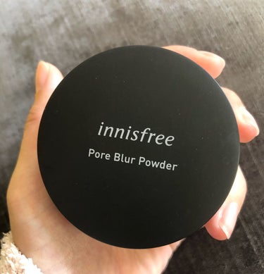 皆様おはようございます🌞
今日は最強にサラサラになれるパウダーをご紹介致します✨
innisfree ポアブラー パウダー
こちらです👏

イニスフリーのパウダーといえばあの緑のパケのイメージですよね。