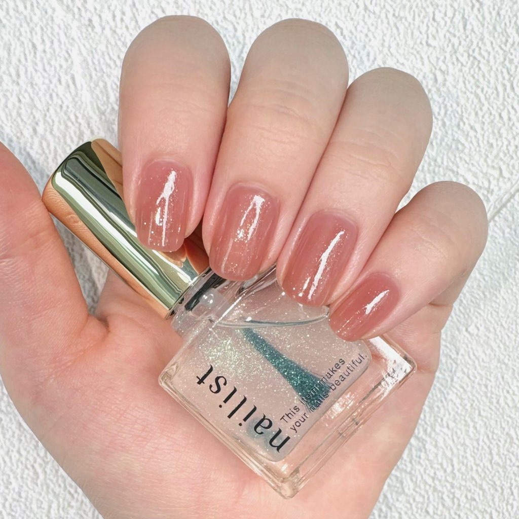 ネイリスト新作のパール入りトップコート。

細かいラメが上品に輝いてとても綺麗です。

肉眼だとグリーン系のラメが多めに見えますが、
カラーに影響することはないので使いやすいです。

トップコートとしての役割も通常タイプと同じようにしっかり