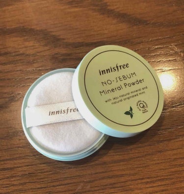 💜初投稿💜
<話題の韓国ブランドinnisfree>
.
はじめまして(*^^*)
.
今回は#innisfree(イニスフリー)の
「ノーセバムミネナルパウダー」の商品紹介を
  したいと思います👏💗