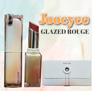 【使った商品】
Joocyee グレーズフィルムルージュ
カラー : 511 呟きピーチジャム
ロフトにて1,760円で購入しました。

【商品の特徴】
お肌に優しく、長時間色持ち。
オイルで膜をはり、美容液膜とカラーロック膜の
二層形成でで潤いと色持ちを両立。
アルコール、パラベン、防腐剤フリー。
優しい処方で唇への負担軽減。

【使用感】
体温で溶けるメルトタイプ程ではないけど、
唇の温かさでスルッと軽い塗り心地。
ベタベタせず、無臭タイプ。
オレンジを数滴足したようなコーラルピンク。

【良いところ】
匂い、味がない。塗り心地が良い。
パケが可愛い。
【イマイチなところ】
Joocyee側の写真ほどちゅるっとツヤはない。

【総評】
初めての中国コスメ🇨🇳
色味も質感も良くて皮むけもなく使えました！
月光ローズが欲しかったけど売り切れで、
ピンク系が欲しかったからピーチジャム選んだけど
LIPSにこの色の投稿もないし、
メーカー側の画像と色違うじゃんってことも
よくあるけど賭けで買ってみたら、
私には大優勝カラーでした🙌🙌🙌
予想以上に中国コスメ良いじゃん！

韓国もだけどパケがめちゃくちゃ可愛いすぎる！
飾って眺めてるだけでも可愛いーーー！！って 
気持ちが上がるものが多いですね。
月光ローズといねりフィグも気になる。

#Joocyee #グレーズフィルムルージュ #呟きピーチジャム #リップ #リップスティック #中国コスメ #リップレビュー #正直レビュー #本音レビュー #ガチレビュー の画像 その0