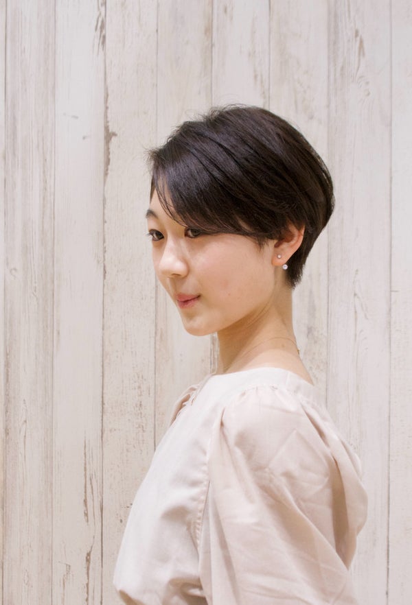 斜め下を向いたベリーショートの女性