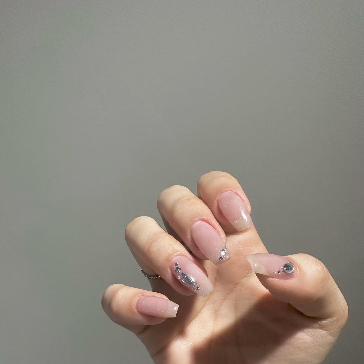 kanna on LIPS 「・・・年末mynail🤍𓂃𓈒𓏸◌左:ガラスフレンチ、白フレ..」(3枚目)