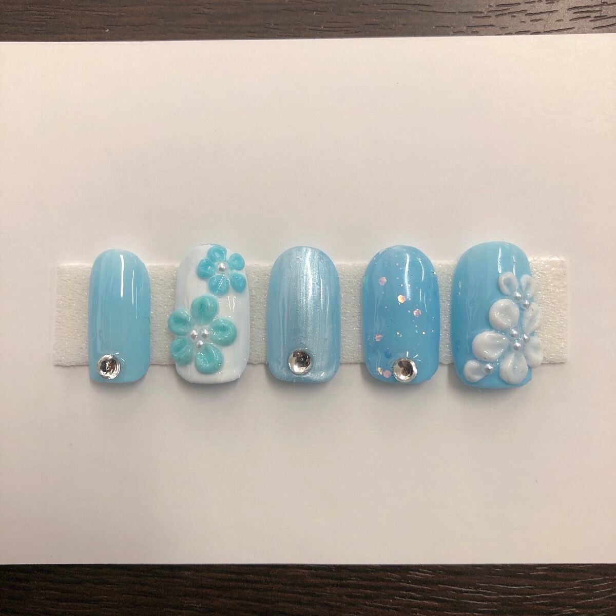 ゆる on LIPS 「フラワーネイル#美容学生#フラワーネイル#水色ネイル#ネイルチ..」(1枚目)