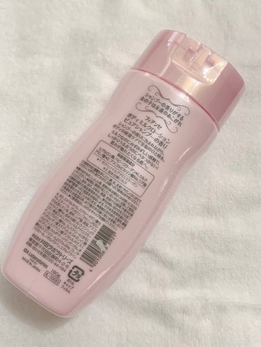 🌸今回紹介する商品はこちら！

＊ フィアンセ ＊
＊ ボディミルクローション ＊


こちらのボディミルクローション、
すごくサラサラなんです！！！


フィアンセは過去にハンドクリームを購入して、
めっちゃ良い匂い！！と試したことがあるので
匂いは相変わらず良いです！大好きです！


さて、このボディミルクローションは
トロッとしてて、水とクリームを合わせたような
テクスチャです。


しかも！
これ180g入ってるじゃないですか。
めちゃくちゃ伸び良いし。
使いやすいったらありゃしないです！
コスパ最強じゃないですか？



容器もピンクで可愛くて持ち歩きするにも
るんるんで持てちゃいます✨


#ローション
#ボディミルク
#ボディミルクローション
#フィアンセ
#ボディミルクローション
#フィアンセボディミルクローション
#女子力
 #ガチレビュー の画像 その2