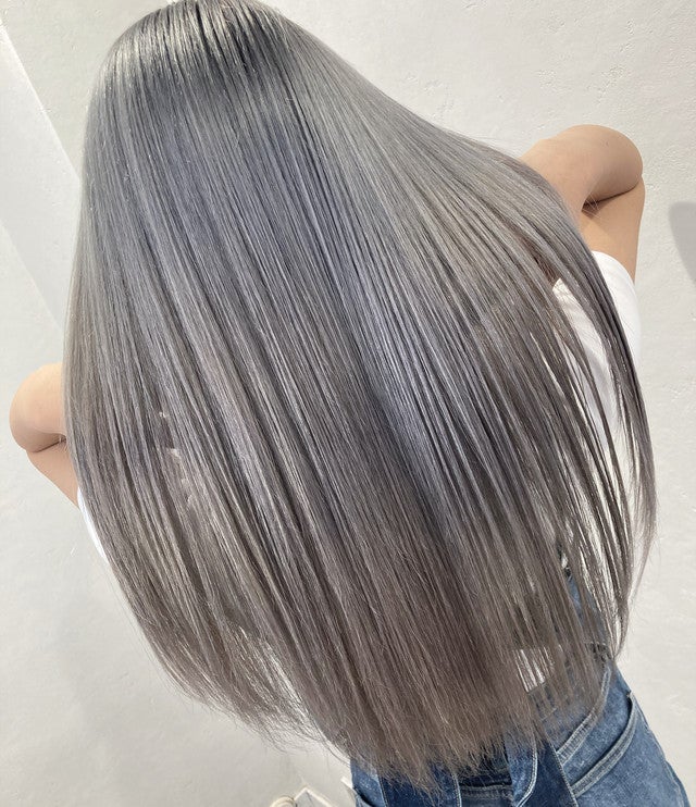 アッシュグレーのロングヘア