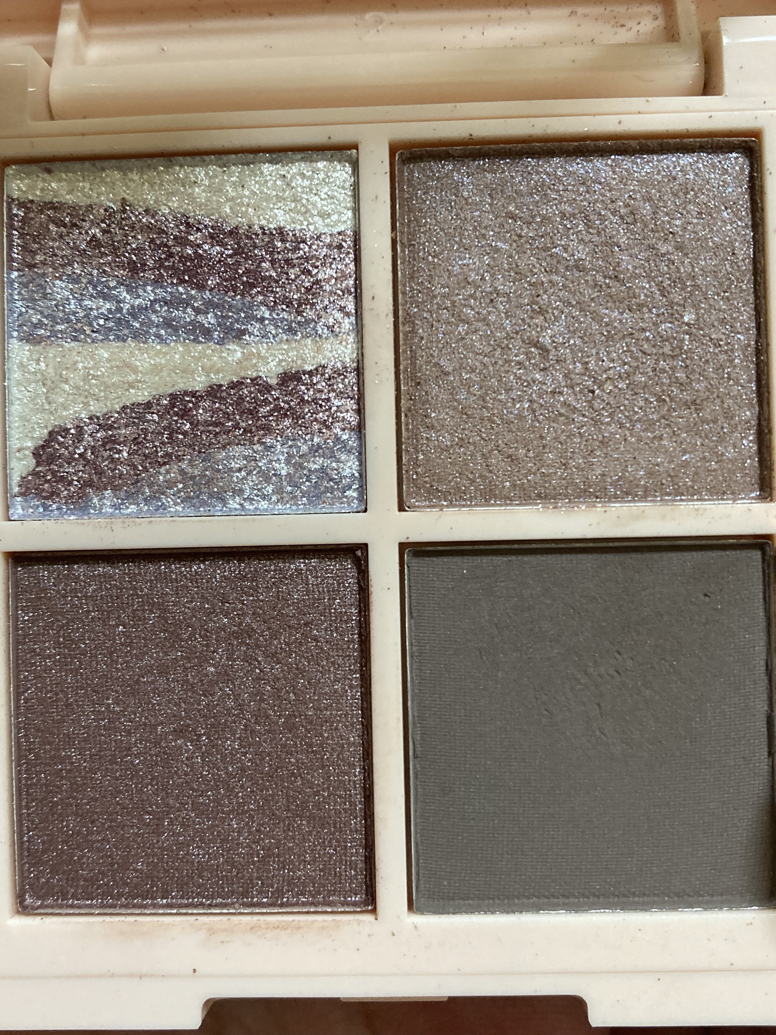 レブロン ダズル アイシャドウ クアッド 005 ダスティ モーヴ/REVLON/アイシャドウパレットを使ったクチコミ（3枚目）