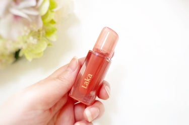 Jelling Nude Tint
⁡
ジェリーイングヌードティント
⁡
全4種 
⁡
優れた光反射率を持つオイルを配合し、薄く塗っても豊かな光沢を実現するティントリップ
⁡
⁡
ベったりする感じがなく、するする塗れる軽やかな使い心地
⁡
ぷるっとした弾性が感じられる透明オイル光沢✨
⁡
やわらかい明度 /  彩度で誕生したナチュラルトーンのヌードカラー
⁡
生まれつきの唇の色のようにナチュラルなゼリーカラー発色
⁡
本来の唇の色と自然になじんで、ツヤがあって生き生きとした印象に❣️
⁡
全4種のうち使用したのは、305 みかんリング
⁡
落ち着いた赤みオレンジ🍊
⁡
ナチュラルメイクにも浮かないナチュラルなカラーです
⁡
ティントですが濃くなりすぎたり蛍光色に発色したりはなく、自然な色合いなのが嬉しい♪
⁡
色持ちが良いのも良かった！
⁡
他のカラーも集めたい❤️
⁡
⁡
@laka.official  @moreme_official
#Laka  #ラカ #韓国コスメの画像 その2