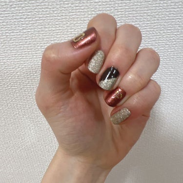 #初心者ネイル
#クリスマスネイル

こんにちは🎈

急遽クリスマスデートになったので
ネイル変更💅

使用したのは手持ちのネイルホリック
BR309
BR306
GD028

初めてマスキングテープ使