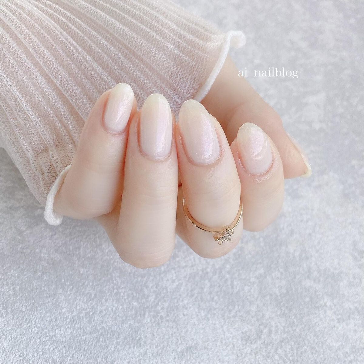 ai on LIPS 「.Daillure(デイルーア)ホワイトを重ねたシンプルなネイ..」(2枚目)