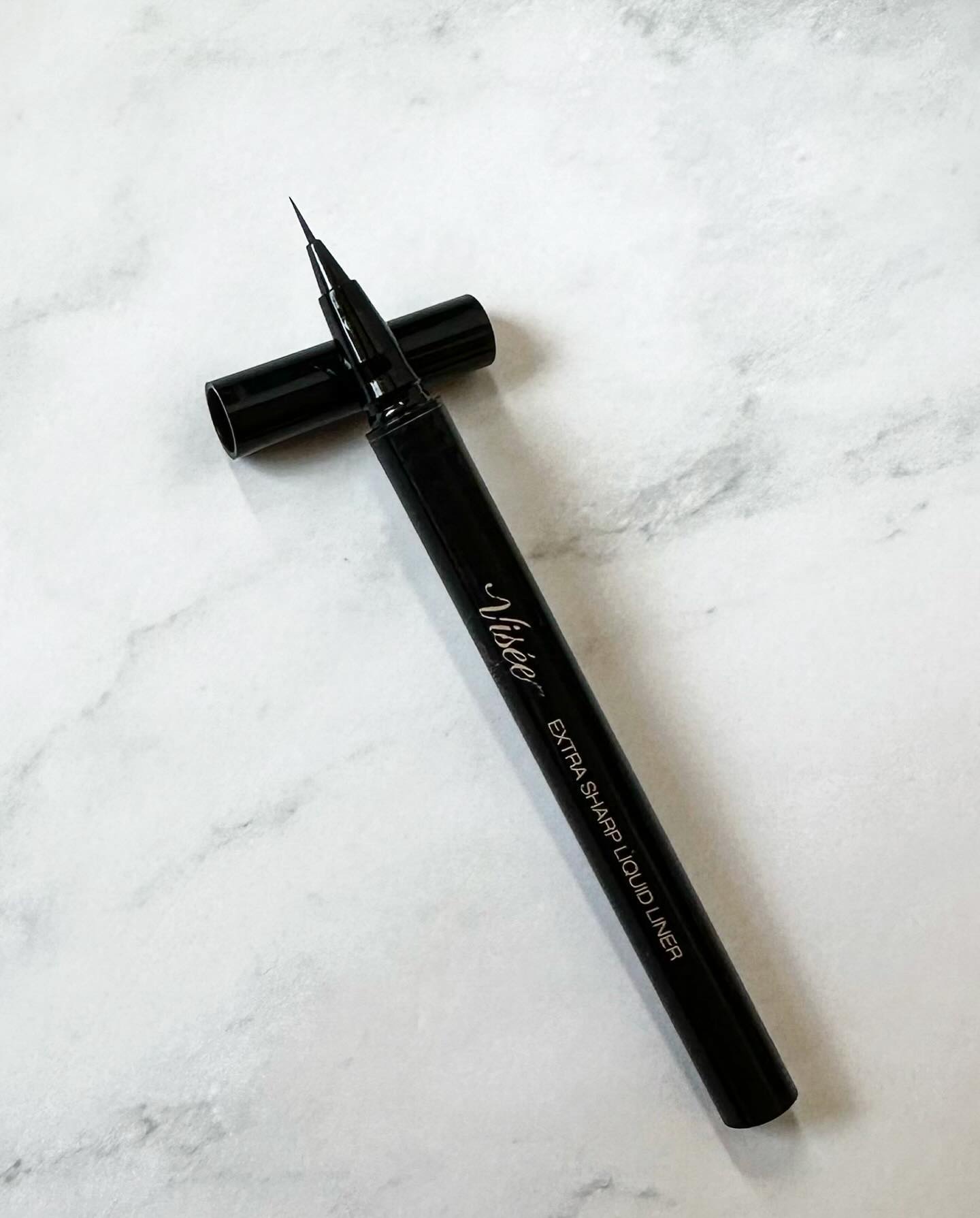 .

0.01mmの繊細ライナーで自由自在に描ける！
下まつ毛の書き促しにも◎

速乾ベース採用で、素早く乾いてにじみにくいのに、お湯でオフできるのは優秀ですよね。

力をぬいてかくと、超極細ライナーで、少し力を加えてかくと少し太さはだせる