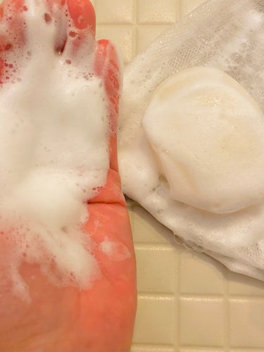 Manier クリアソープのクチコミ「マニールクリアソープの紹介です

すべすべコロンとした固形タイプの石鹸、泡立てネットで泡立てる.....」（2枚目）