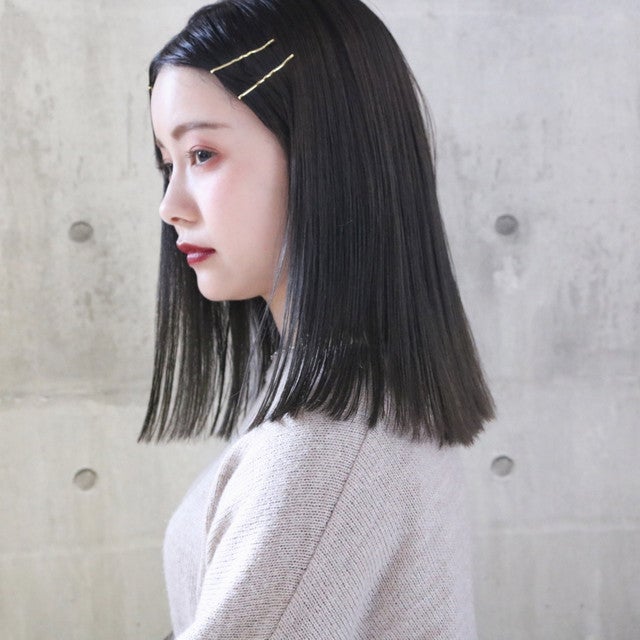 ヘアピンをつけた黒髪の女性