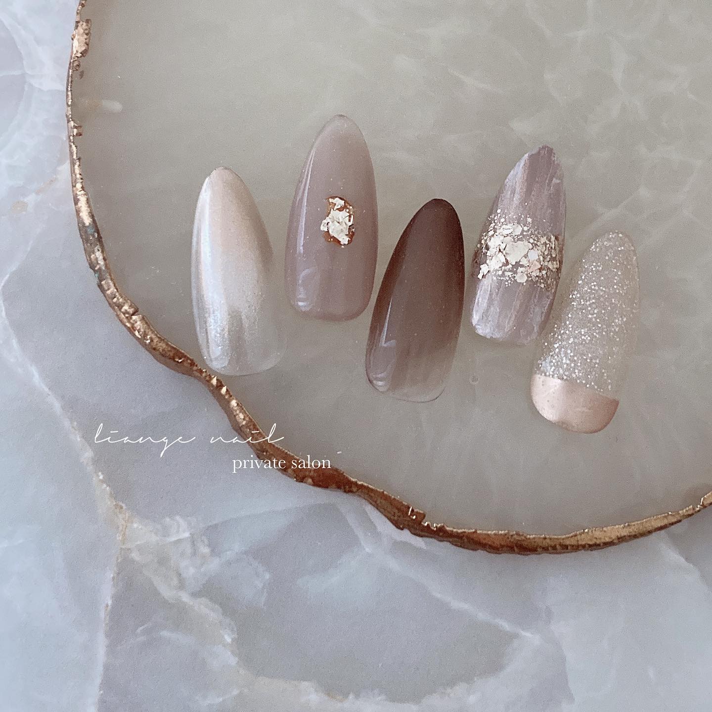 #ネイル,#秋ネイル,#大人ニュアンスネイル,#ニュアンスネイル,#ジェルネイル,#ミラーネイル,#グレージュネイルのネイルデザイン