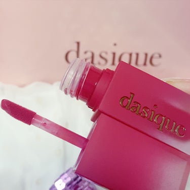 dasique
クリームドゥローズティント

#07 Crimson (クリムゾン)
紫朱色プラムレッド

一度のタッチで綺麗に発色して柔らかく密着する
クリームベルベットテクスチャー


クリームのようなふわっとした質感。
唇に滑るように密着してふんわり仕上がりです。
時間が経っても縦じわがほとんどでなく乾燥も気にならない🙆‍♀️
唇の内側にのせて、んまんまするか、指でぼかすと
ナチュラルなグラデーションリップになります。

パケまでベルベットのようなマット質感。
カラーもパケの可愛さもパーフェクト💕

07クリムゾンはブルベ向きの青みピンク🎀


#dasique #クリームドゥローズティント
#ティント #ベルベット #ブルベ  #初買いコスメレビュー  #PC別推しリップ  # #Qoo10メガ割  #ブルベ映えコスメ の画像 その2