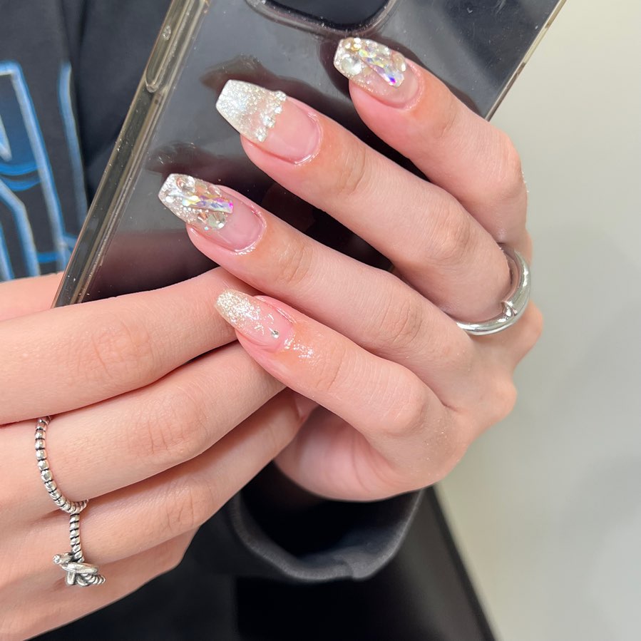 #ビジューネイルのネイルデザイン