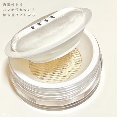 *TFITさまからいただきました

＼超微細！ブラー粒子パウダーでシルキー肌🤍／

◻︎ TRANSLUCENT SET FINSHING POWDER 
【02 SKIN BEIGE】

開けた瞬間にぶわっと粉が舞うくらい（ここは注意！笑）
超微細粒子のルースパウダー！

メッシュ網構造で量の調整がしやすく、
柔らかい小さめパフとの相性も◎

肌の余計な皮脂や油分は抑えつつも、
乾燥肌でもパサつかずに毛穴や凹凸を
ふんわりぼかしてくれるシルキー肌仕上がりです。

またアミノ酸ヒアルロン酸コラーゲン宝石パウダー配合
で、重たさもなく肌に薄く軽くフィットしてくれます。

カラーは01 WHITE と02 SKIN BEIGEの2色展開。

今回いただいた02 スキンベージュは
ナチュラルなトーンリタッチで
21、23号の肌の方におすすめだそうですが、

普段19号あたりを使う私でも暗くならずに
問題なく使えました！
色も肌にはあまりつかない気がします。

こちらのアイテムはLOFT、PLAZA、ハンズ、
アットコスメ店舗＆各種オンラインショップ、
その他バラエティショップ、
Qoo10や楽天を中心に展開しています！
（*一部取り扱いのない店舗あり）

またオンラインで購入する場合、
人気のため類似品が出回っているみたいなので、
製品詳細ページに【公式認証バナー】があることを
確認して購入してください⚠️

実際に見てもロゴの傾きが少し違う程度で
区別するのが難しいそう。

TFITさんの製品はオフライン店舗でも
よく見かけるようになったので、
店舗でテスターしてみての購入が1番安心かも🤲🏻

----
TFITさまからの提供です。
#PR #TFIT #TFITCLASS #ティーフィット
#TFITPOWDER #TFITパウダー

#translucentsetfinshingpowder 
#トランスルーセントセットフィニッシングパウダー 
#ルースパウダー #パウダー
#韓国コスメ #コスメ #コスメレビューの画像 その1