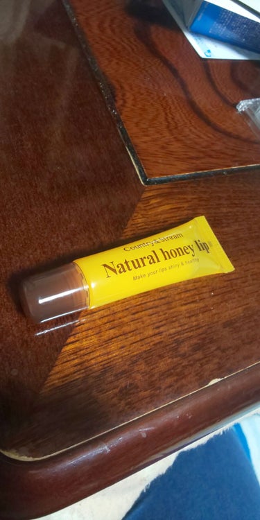 今回はNatural  honey lipの無色バージョンです。

この赤色を愛用しているのですが、マスクつけるようになって、マスクに色着くのやだしなんだか見えないのに色付き塗るの抵抗あるなー。と新たに