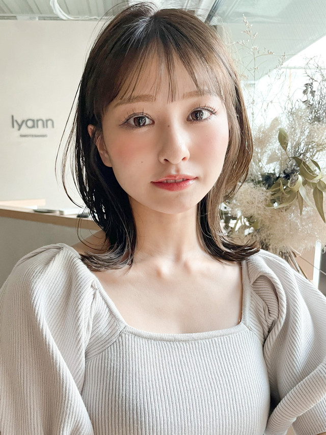 チークを入れた女性