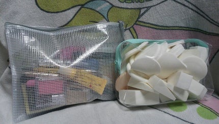 白黒ちゃん on LIPS 「☆メイクポーチの中身☆基本メイク道具用と使い捨てスポンジをダイ..」(1枚目)