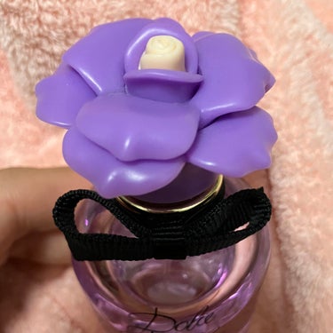 DOLCE&GABBANA BEAUTY DOLCE PEONY EAU DE PARFUM（ドルチェ ピオニー オードパルファム）のクチコミ「DOLCE&GABBANA BEAUTY
-dolce peony

上の蓋のお花が可愛い香水.....」（2枚目）