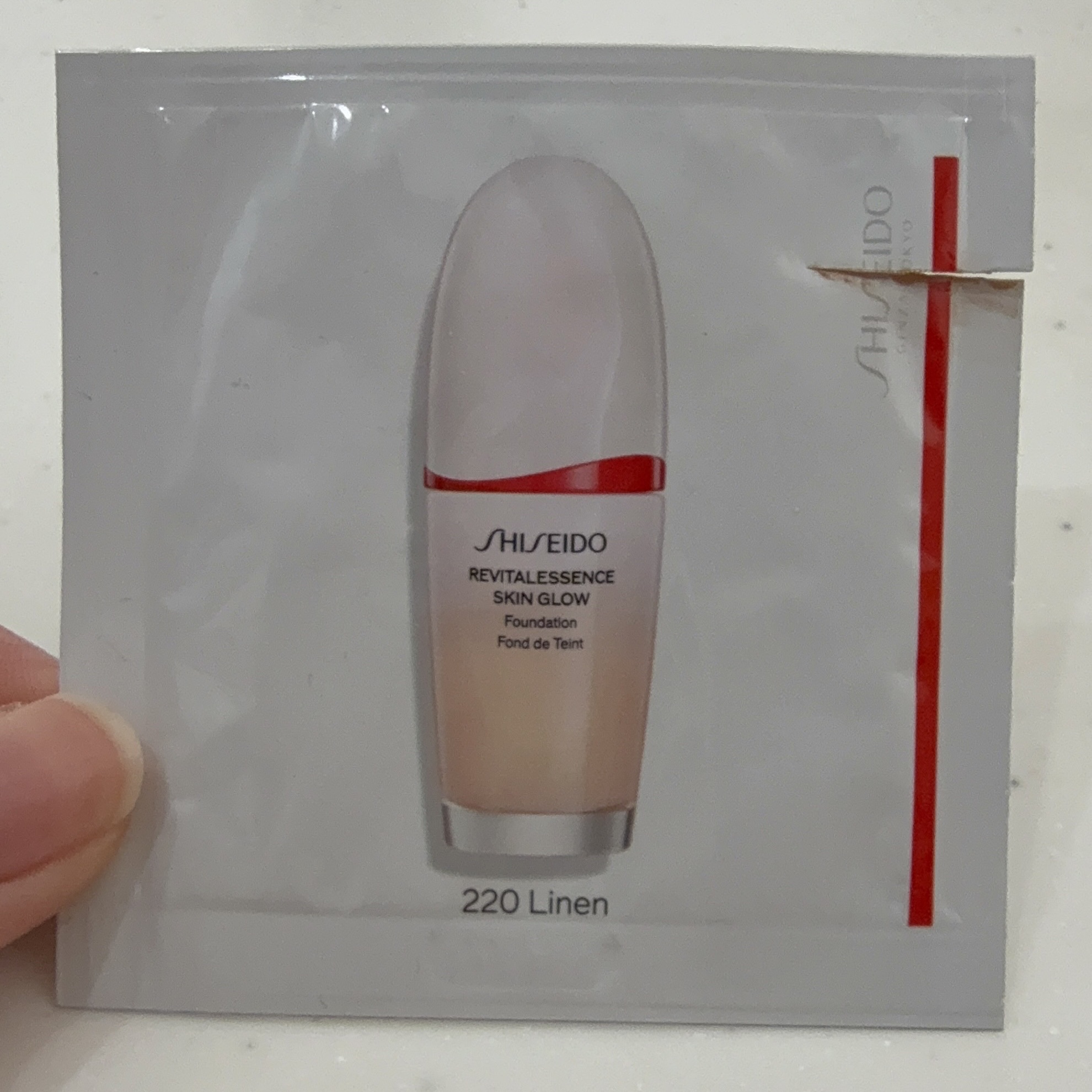 エッセンス スキングロウ ファンデーション 220 Linen/SHISEIDO/リキッドファンデーションを使ったクチコミ（2枚目）