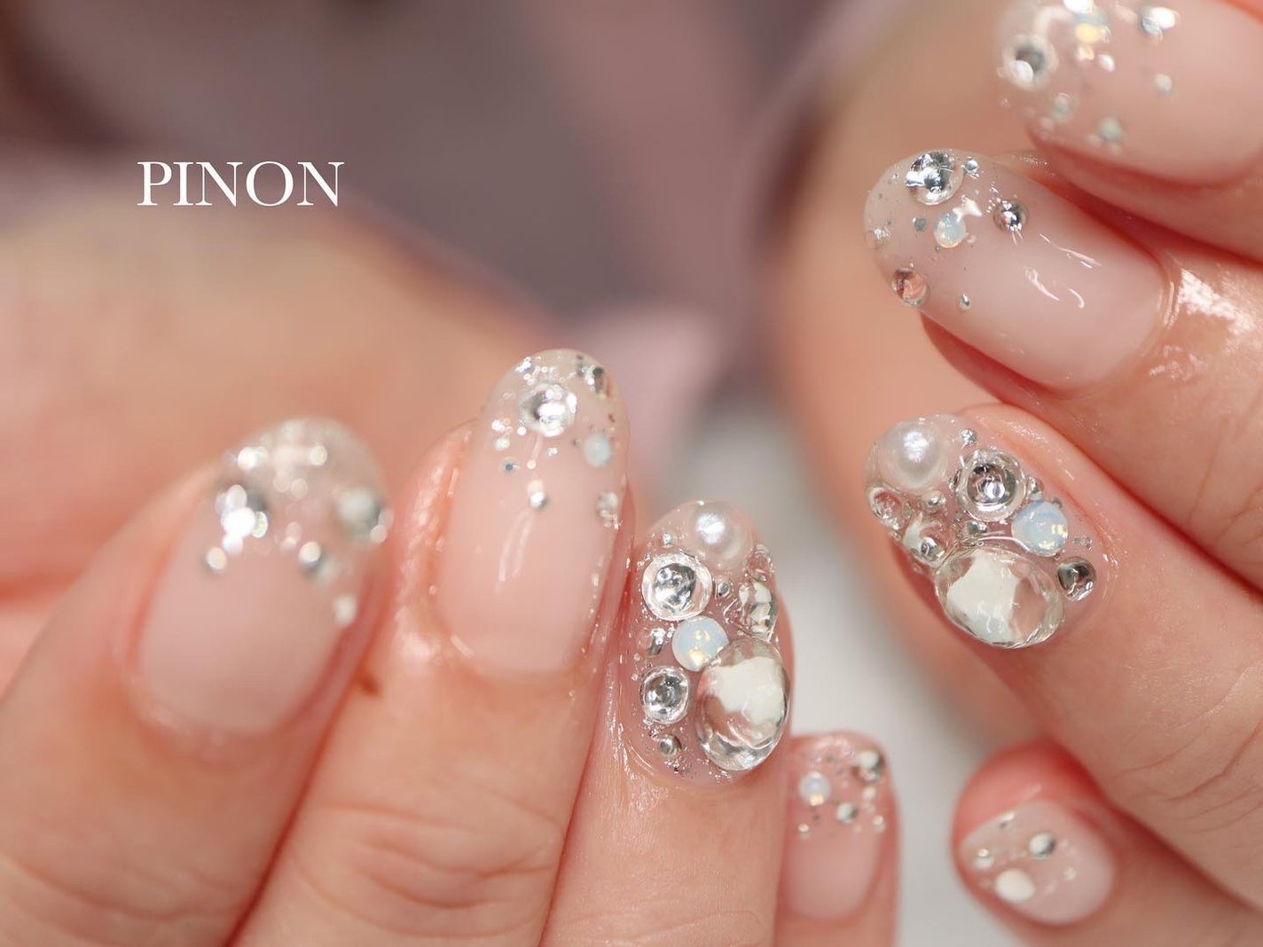 shino on LIPS 「キラキラネイル💅抜け感あるグリッターにストーン埋め尽くしが可愛..」(1枚目)