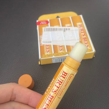 BURT'S BEES ハニーリップバームのクチコミ「BURT'S BEESのハニーリップバーム🍯

🇺🇸のお土産でもらって本当に愛用しているリップ.....」（2枚目）