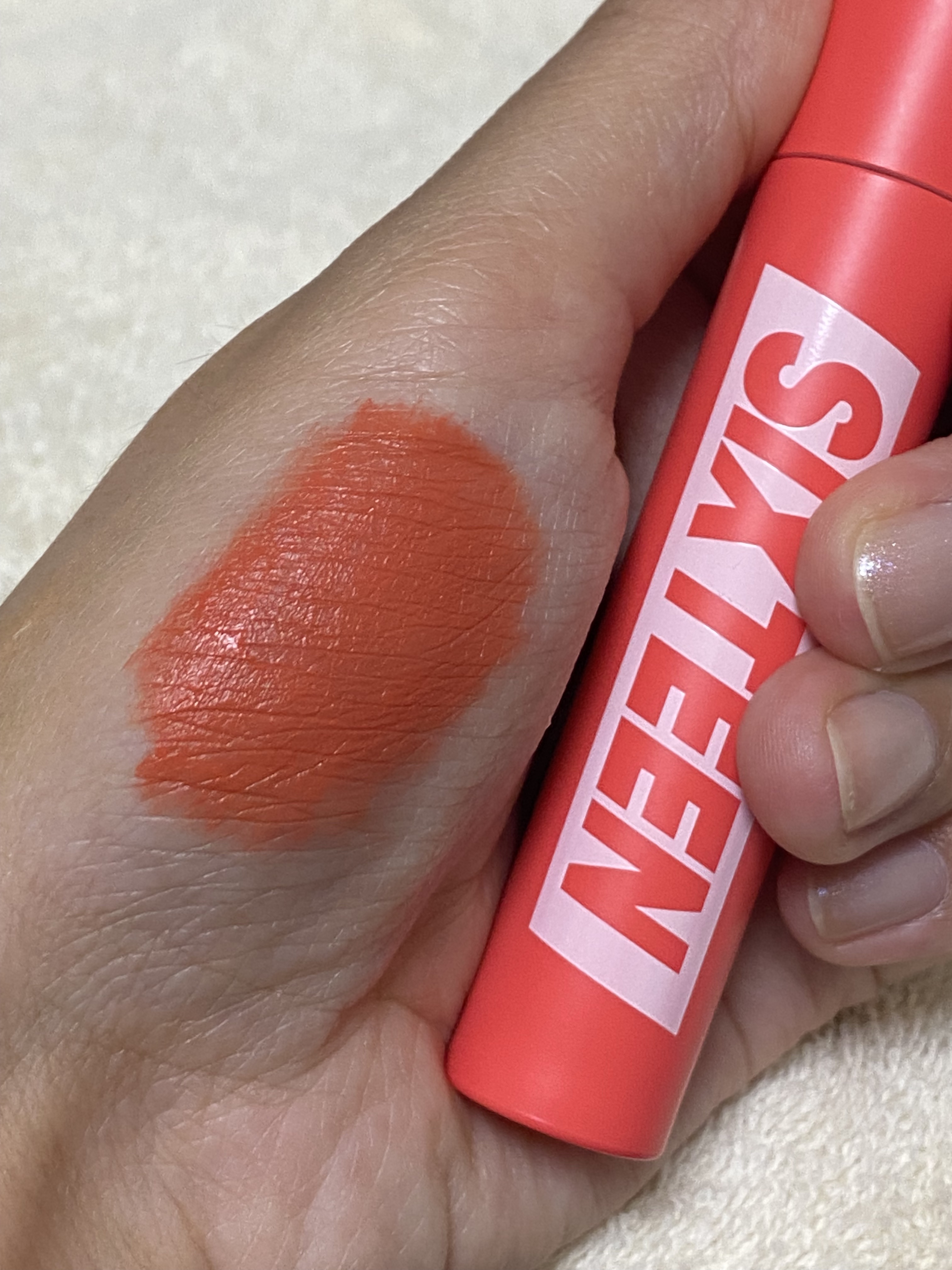 16BRAND FRUIT-CHU TINTのクチコミ「前、近所のイオンで一つ200円で売られていたので思わず購入しました。16BRANDのマット系リ.....」（3枚目）