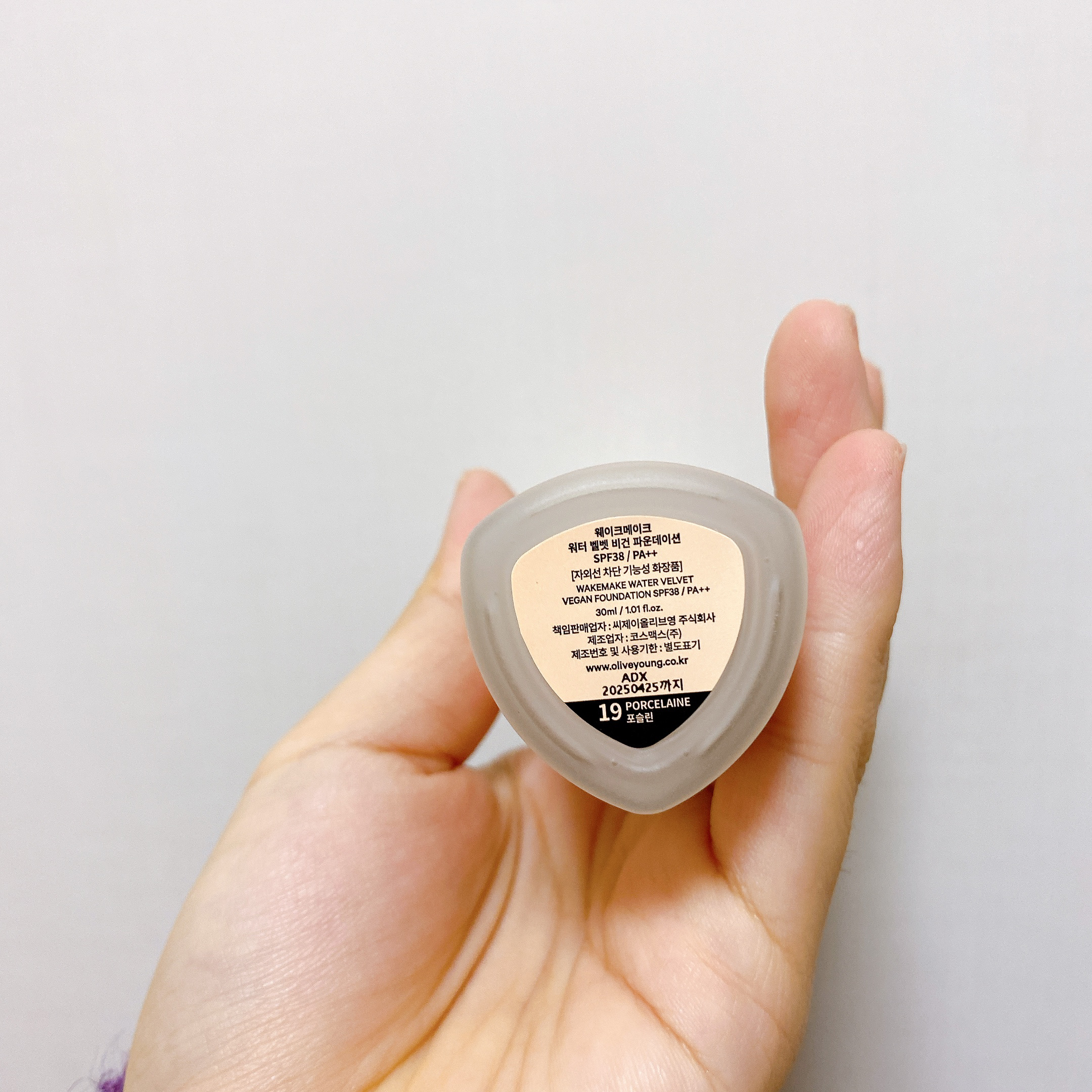 wakemake ウォーターベルベットヴィーガンファンデーションのクチコミ「\WAKEMAKE ウォーターベルベットヴィーガンファンデーション/

19

SPF38 PA++..」（3枚目）