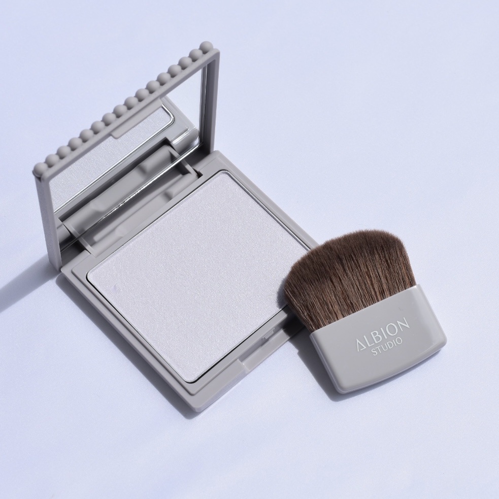 ALBION アルビオン スタジオ  オパルセント オーラのクチコミ「⁡
繊細な青みのあるパール感が綺麗すぎた🥹✨
⁡
アルビオン
#オパルセントオーラ
⁡
⁡
頬.....」（2枚目）