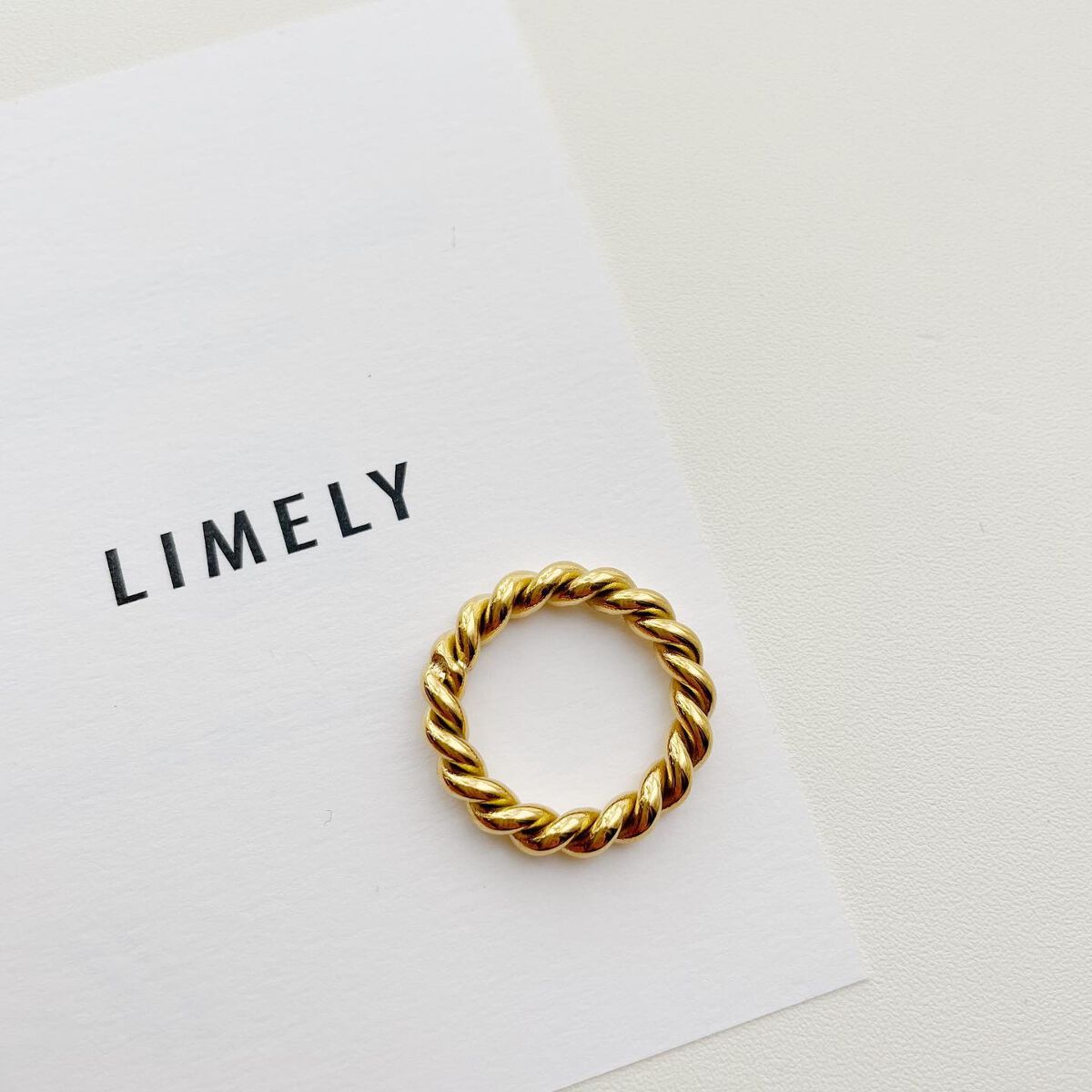 Runa on LIPS 「..▶︎LIMELY汗や水にも強く錆びない肌に優しいアクセサリ..」(3枚目)