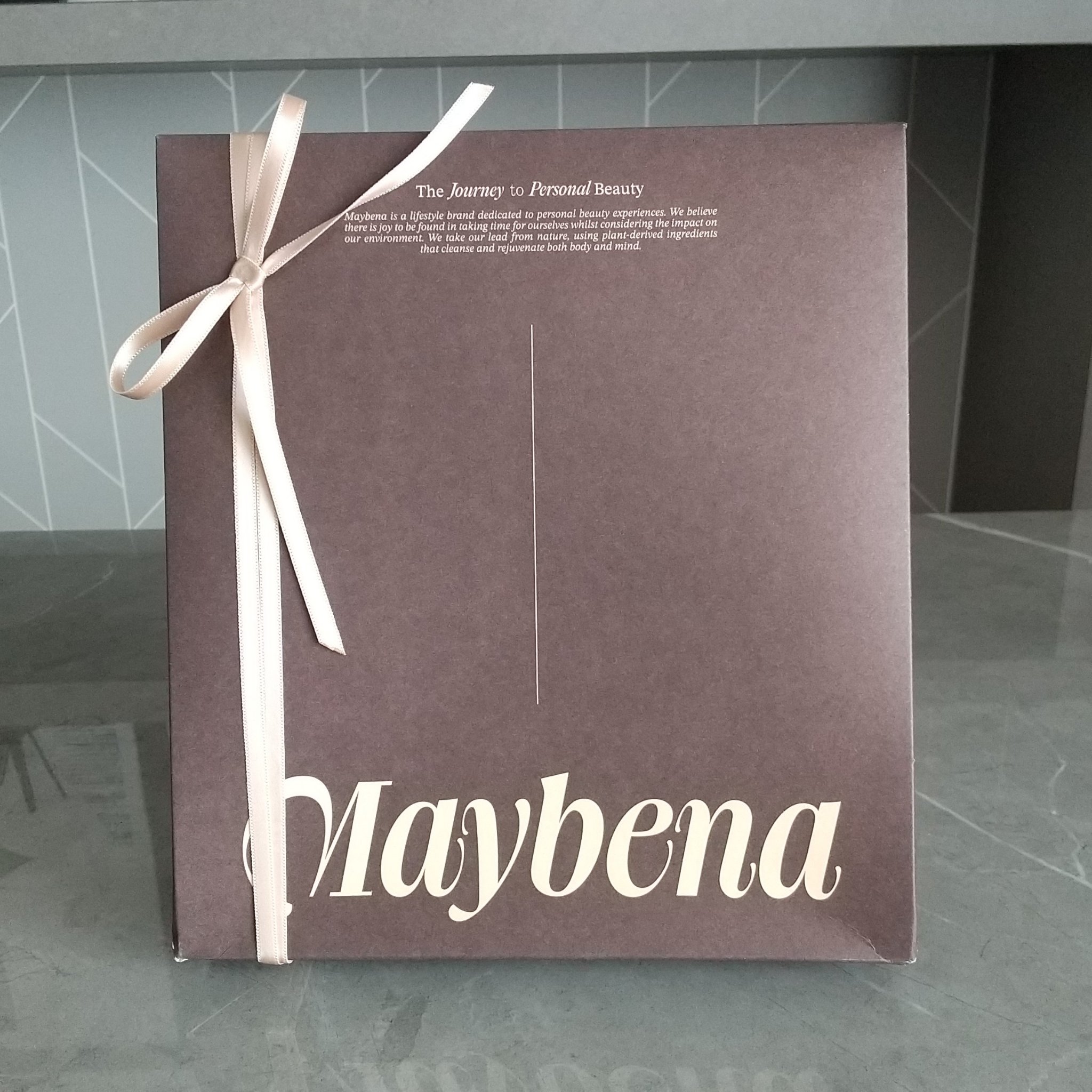 【 Maybena 73%タンパク質 シワクリームギフトセット 】

弾力が気になる部位の悩みを解決してくれる、高含量米タンパク質を配合したセットです。
セット内容は…クリーム3つにパック2枚。

クリームのなめらかなテクスチャーは乳液のよ