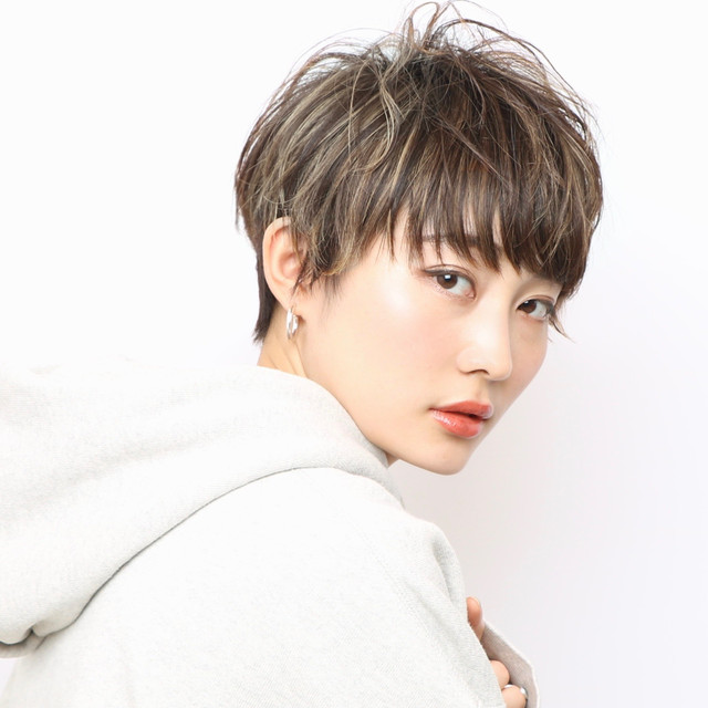 ベリーショートの女性が振り向いてこちらを見ている